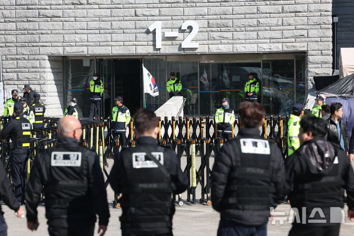 [서울=뉴시스] 김명년 기자 = 27일 서울 송파구 올림픽공원 핸드볼경기장에서 선관위 특검의 6·3 지방선거 당시 발생한 투표용지 부족 사태 등에 대한 압수수색이 진행되고 있다. 해당 경기장은 지방선거 당시 송파구 개표소로 사용됐다. 2026.10.27. kmn@newsis.com