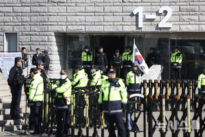[서울=뉴시스] 김명년 기자 = 27일 서울 송파구 올림픽공원 핸드볼경기장에서 선관위 특검의 6·3 지방선거 당시 발생한 투표용지 부족 사태 등에 대한 압수수색이 진행되고 있다. 해당 경기장은 지방선거 당시 송파구 개표소로 사용됐다. 2026.10.27. kmn@newsis.com