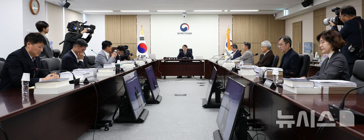 [서울=뉴시스] 이영환 기자 = 최원호 원자력안전위원회 위원장이 27일 오전 서울 종로구 원안위 대회의실에서 열린 제2026-17회 원안위 회의에서 발언하고 있다.원자력안전위원회는 이날 회의에서 '고리 원자력발전소 3·4호기 계속운전 허가안'을 심의·의결했다. 2026.10.27. 20hwan@newsis.com