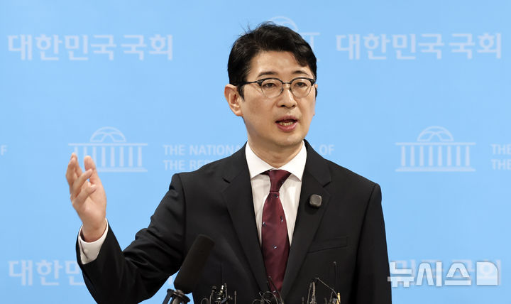 [서울=뉴시스] 최진석 기자 = 주진우 국민의힘 의원이 27일 여의도 국회 소통관에서 이재명 대통령과 부인 김혜경 여사의 태릉컨트리클럽 관련 기자회견 뒤 취재진의 질문에 답하고 있다. 2026.10.27. myjs@newsis.com