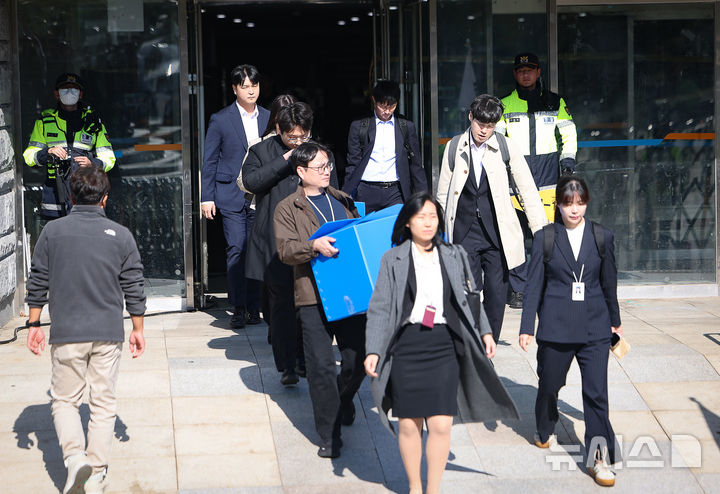 [서울=뉴시스] 김명년 기자 = 선거관리위원회 특별검사팀 관계자들이 27일 서울 송파구 올림픽공원 핸드볼경기장에서 6·3 지방선거 당시 발생한 투표용지 부족 사태 등과 관련해 압수수색을 마치고 이동하고 있다. 해당 경기장은 지방선거 당시 송파구 개표소로 사용됐다. 2026.10.27. kmn@newsis.com