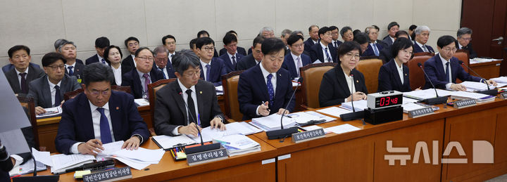 [서울=뉴시스] 고범준 기자 = 정은경(오른쪽 세번째) 보건복지부 장관, 오유경(오른쪽 두번째) 식품의약품안전처장 등이 27일 서울 여의도 국회에서 열린 보건복지위원회 보건복지부, 질병관리청, 식품의약품안전처 등에 대한 종합 국정감사에 출석해 자리하고 있다. 2026.10.27. bjko@newsis.com
