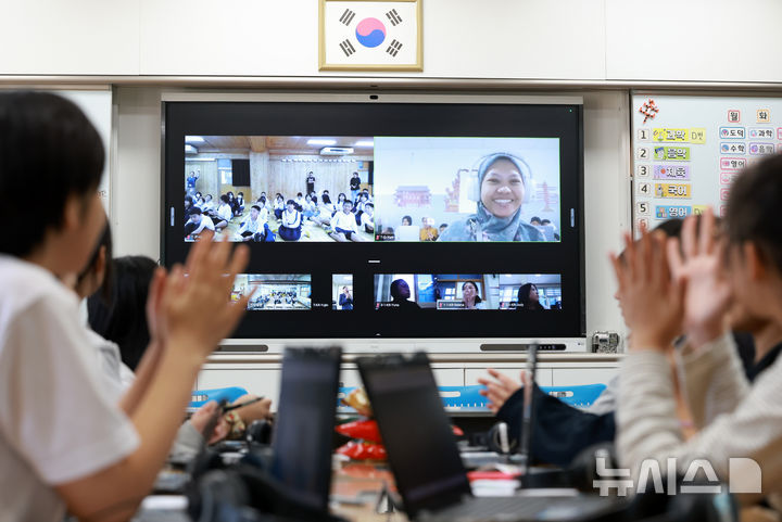 [서울=뉴시스] 이영환 기자 = 27일 오후 서울 강북구 번동초등학교 6학년 1반 교실에서 학생들이 3개국(한국-일본-인도네시아) 실시간 화상 국제공동수업을 하고 있다. 2026.10.27. 20hwan@newsis.com