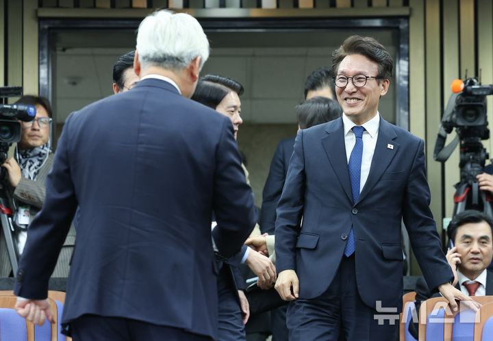 [서울=뉴시스] 김근수 기자 = 김민석 더불어민주당 대표가 27일 오후 서울 여의도 국회에서 열린 의원총회에 참석하고 있다. 2026.10.27. ks@newsis.com