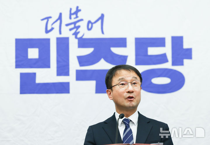 [서울=뉴시스] 김근수 기자 = 한병도 더불어민주당 원내대표를 비롯한 소속 의원들이 27일 오후 서울 여의도 국회에서 열린 의원총회에서 인사말을 하고 있다. 2026.10.27. ks@newsis.com