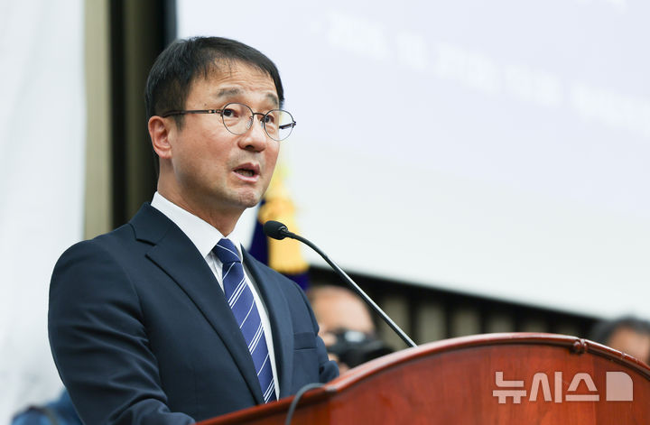 [서울=뉴시스] 김근수 기자 = 한병도 더불어민주당 원내대표를 비롯한 소속 의원들이 지난 27일 오후 서울 여의도 국회에서 열린 의원총회에서 인사말을 하고 있다. 2026.10.27. ks@newsis.com
