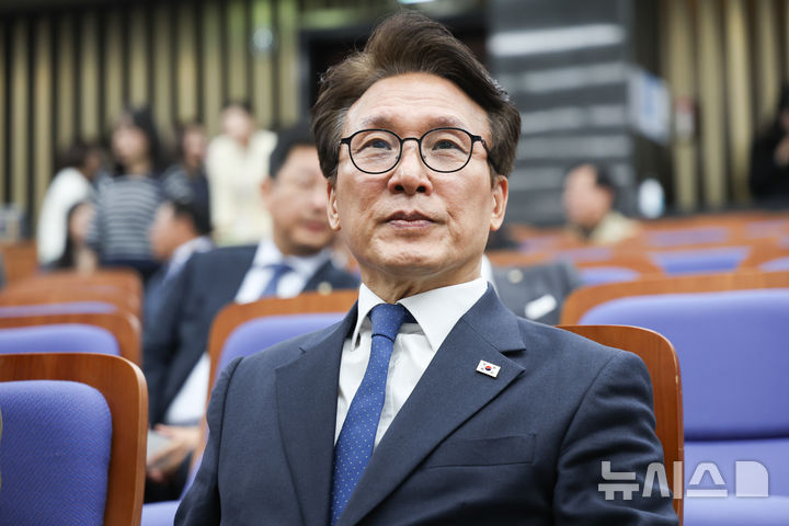 [서울=뉴시스] 김근수 기자 = 김민석 더불어민주당 대표가 27일 오후 서울 여의도 국회에서 열린 의원총회에 참석해 있다. 2026.10.27. ks@newsis.com