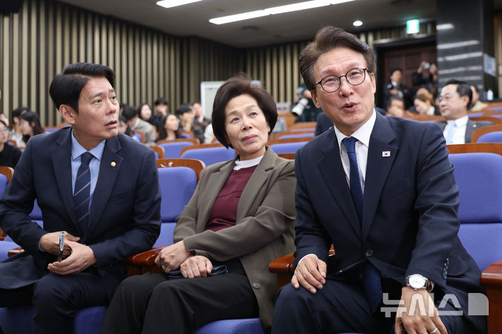 [서울=뉴시스] 김근수 기자 = 김민석 더불어민주당 대표와 최민희 최고위원, 한민수 최고위원이 27일 오후 서울 여의도 국회에서 열린 의원총회에서 대화를 나누고 있다. 2026.10.27. ks@newsis.com
