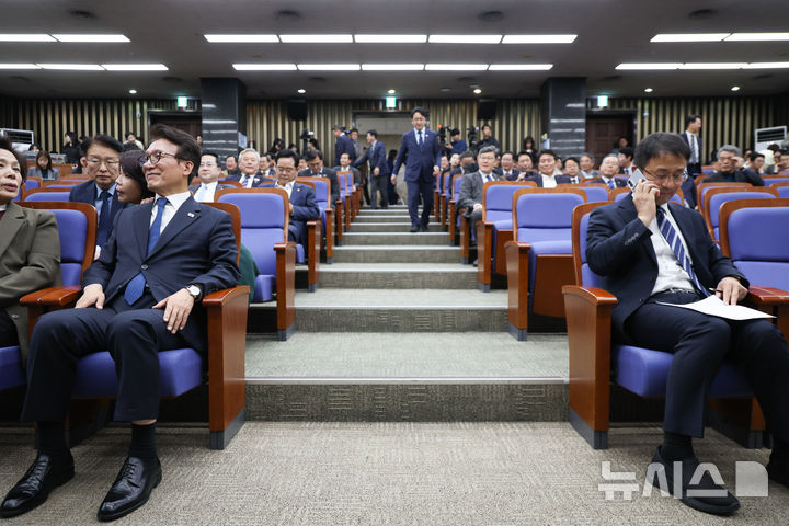 [서울=뉴시스] 김근수 기자 = 김민석 더불어민주당 대표와 한병도 원내대표가 27일 오후 서울 여의도 국회에서 열린 의원총회에 참석해 있다. 2026.10.27. ks@newsis.com