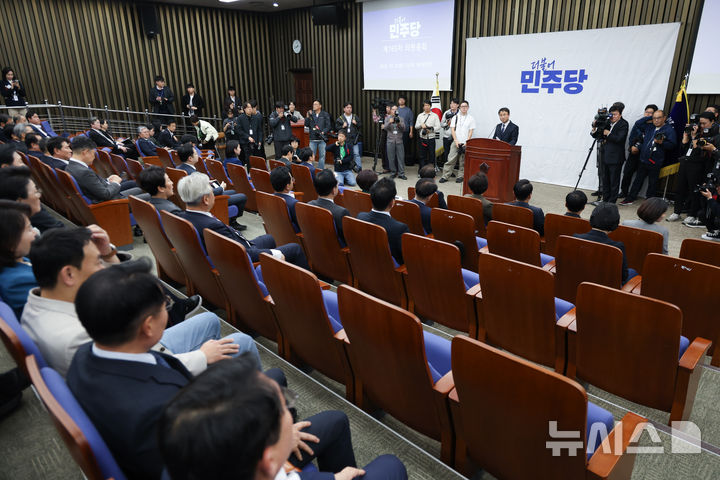 [서울=뉴시스] 김근수 기자 = 한병도 더불어민주당 원내대표가 27일 오후 서울 여의도 국회에서 열린 의원총회에서 인사말을 하고 있다. 2026.10.27. ks@newsis.com