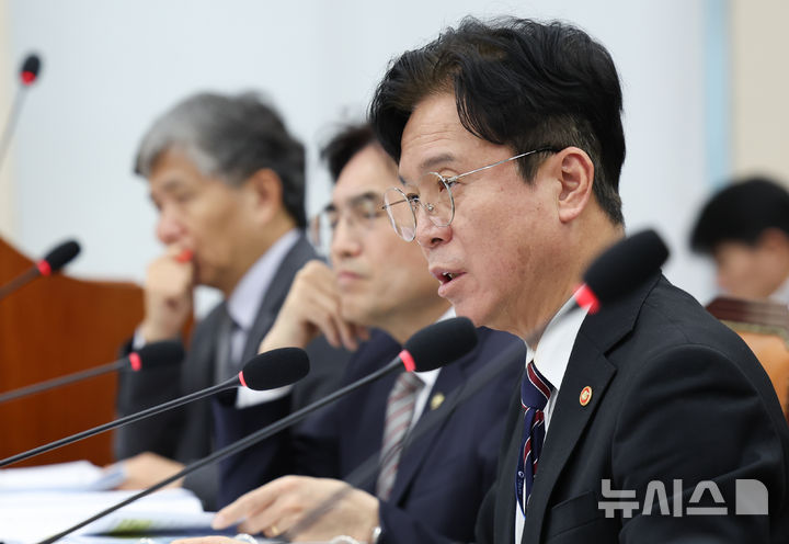 [서울=뉴시스] 김근수 기자 = 김영훈 고용노동부 장관이 27일 오전 서울 여의도 국회에서 열린 기후에너지환경노동위원회(고용노동부 등) 국정감사에서 질의에 답하고 있다. 2026.10.27. ks@newsis.com