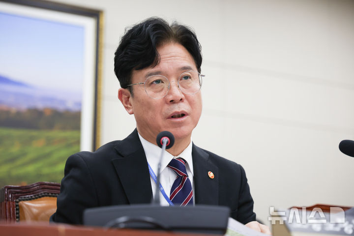 [서울=뉴시스] 김근수 기자 = 김영훈 고용노동부 장관이 27일 오전 서울 여의도 국회에서 열린 기후에너지환경노동위원회(고용노동부 등) 국정감사에서 질의에 답하고 있다. 2026.10.27. ks@newsis.com