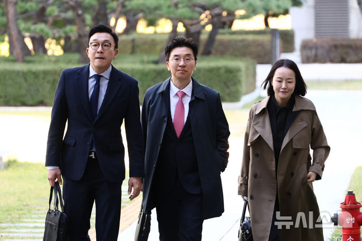 [서울=뉴시스] 고승민 기자 = 김건희 여사 변호인단 최지우(왼쪽부터), 채명성, 유정화 변호사가 27일 서울 대법원에서 열린 특정범죄가중처벌법 위반(알선수재) 혐의를 받는 김건희 여사의 구속영장 심문기일에 출석하고 있다. 김 여사는 앞서 도이치모터스 주가조작, 통일교 금품수수, 명태균 무상 여론조사 수수 등 '3대 의혹' 사건으로 구속됐으며, 이달 31일자로 기한이 만료될 예정이다. 2026.10.27. kkssmm99@newsis.com