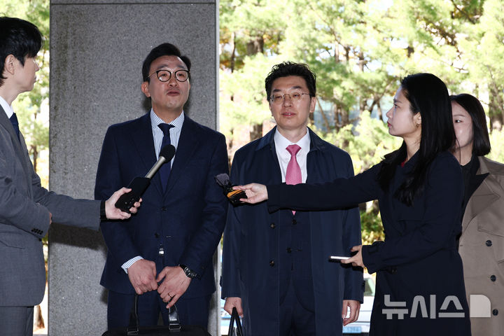 [서울=뉴시스] 고승민 기자 = 김건희 여사 변호인단 최지우, 채명성, 유정화 변호사가 27일 서울 대법원에서 열린 특정범죄가중처벌법 위반(알선수재) 혐의를 받는 김건희 여사의 구속영장 심문기일에 출석하며 취재진 질문에 답하고 있다.김 여사는 앞서 도이치모터스 주가조작, 통일교 금품수수, 명태균 무상 여론조사 수수 등 '3대 의혹' 사건으로 구속됐으며, 이달 31일자로 기한이 만료될 예정이다. 2026.10.27. kkssmm99@newsis.com