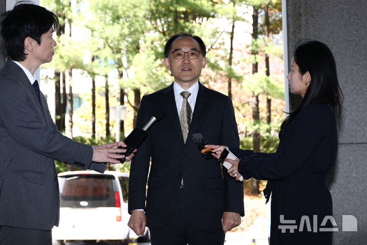 [서울=뉴시스] 고승민 기자 = 김한수 민중기 특검팀 특별검사보가 27일 서울 대법원에서 열린 특정범죄가중처벌법 위반(알선수재) 혐의를 받는 김건희 여사의 구속영장 심문기일에 출석하며 취재진 질문에 답하고 있다. 김 여사는 앞서 도이치모터스 주가조작, 통일교 금품수수, 명태균 무상 여론조사 수수 등 '3대 의혹' 사건으로 구속됐으며, 이달 31일자로 기한이 만료될 예정이다. 2026.10.27. kkssmm99@newsis.com