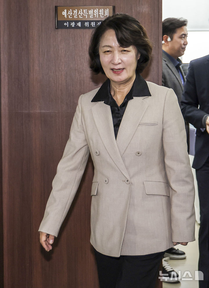 [서울=뉴시스] 정병혁 기자 = 추미애 경기도지사가 27일 서울 여의도 국회를 찾아 이광재 예산결산특별위원장과 면담을 마친 뒤 이동하고 있다. 2026.10.27. jhope@newsis.com