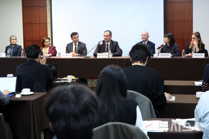 [서울=뉴시스] 박진희 기자 = 뷜렌트 괴뉠타쉬 튀르키예 문화유산박물관총국 부총국장이 지난 27일 서울 중구 코리아나 호텔에서 '한-튀르키예 문화유산분야 공동연구 성과 및 향후 추진계획'을 발표하고 있다. 왼쪽부터 튀르키예 문화유산박물관총국 닐뤼페르 바바잔 연구(실험실)팀장, 니할 메틴 발굴팀장, 우무트 괴르귈뤼 발굴·조사과장, 뷜렌트 괴뉠타쉬 부총국장, 피크리 쿨라코울루(앙카라대학교), 통역 최지연(앙카라대학교), 메흐탑 아테쉬 전시팀장. 2026.10.29. pak7130@newsis.com