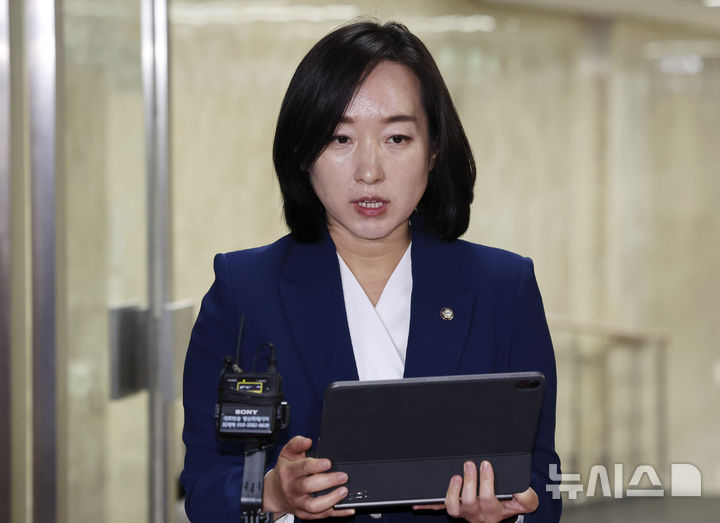 [서울=뉴시스] 최진석 기자 = 전은수 더불어민주당 원내대변인이 27일 여의도 국회에서 의원총회를 마친 뒤 백브리핑을 하고 있다. 2026.10.27. myjs@newsis.com