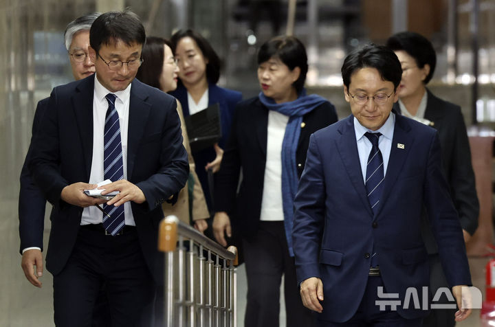 [서울=뉴시스] 최진석 기자 = 한병도 더불어민주당 원내대표가 27일 여의도 국회에서 의원총회를 마친 뒤 이동하고 있다. 2026.10.27. myjs@newsis.com