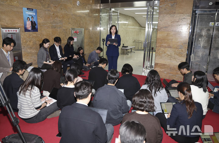 [서울=뉴시스] 최진석 기자 = 전은수 더불어민주당 원내대변인이 27일 여의도 국회에서 의원총회를 마친 뒤 백브리핑을 하고 있다. 2026.10.27. myjs@newsis.com