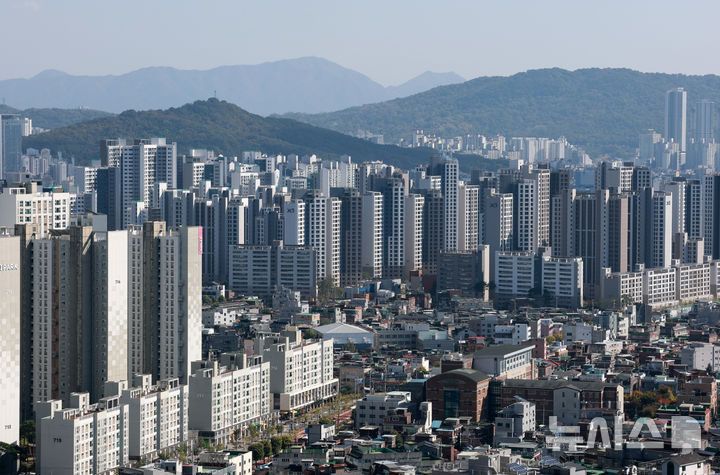 [서울=뉴시스] 이영환 기자 = 27일 서울 강북구 북서울꿈의숲 전망대에서 바라본 강북권 아파트. 지난 26일 KB부동산 '10월 전국주택가격동향'에 따르면 서울 강북14개구 아파트 평균 전세가격은 6억281만원으로 집계됐다. 전월 5억9943만원보다 338만원(0.56%) 오른 금액이다. 강북권 아파트 평균 전셋값이 6억원을 넘어선 것은 관련 통계가 시작된 2011년 6월 이후 처음이다. 2026.10.27. 20hwan@newsis.com