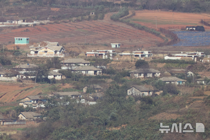 [김포=뉴시스] 황준선 기자 = 27일 경기 김포시 애기봉 전망대에서 북한 황해도 개풍군 마을이 보이고 있다. 2026.10.29. hwang@newsis.com