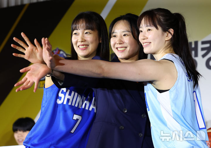 [서울=뉴시스] 전신 기자 = 최윤아 신한은행 감독과 신지현(왼쪽), 신이슬이 27일 서울 강남구 호텔리베라 청담에서 열린 KB스타뱅킹 2026-2027 여자프로농구 개막 미디어데이에서 유니폼을 입고 기념촬영하고 있다. 2026.10.27. photo1006@newsis.com