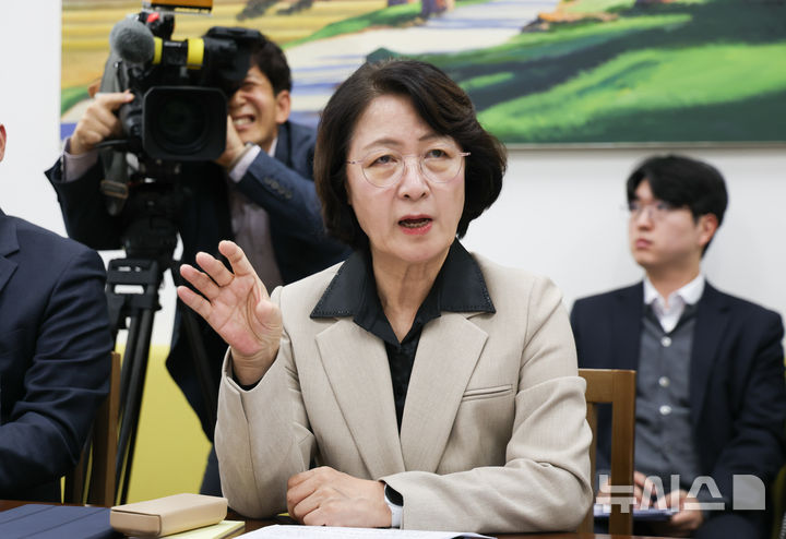 [서울=뉴시스] 김근수 기자 = 추미애 경기도 지사가 27일 오후 서울 여의도 국회 더불어민주당 원내대표실에서 내년도 예산안 관련 심사를 앞두고 한병도 더불어민주당 원내대표에게 경기도 현안관련 건의사항을 이야기하고 있다. 2026.10.27. ks@newsis.com