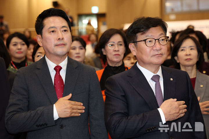 [서울=뉴시스] 고범준 기자 = 장동혁 국민의힘 대표와 정점식 원내대표가 27일 서울 여의도 국회 의원회관에서 열린 제7대 국민의힘 전국여성지방의원협의회 총회에서 국민의례를 하고 있다. 2026.10.27. bjko@newsis.com