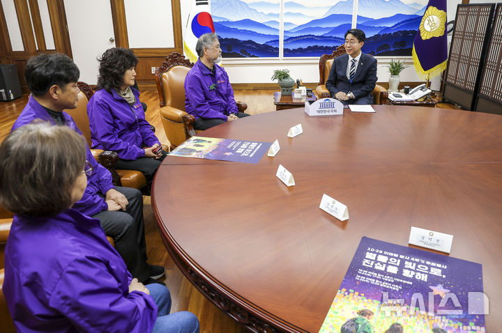 [서울=뉴시스] 정병혁 기자 = 조정식 국회의장이 27일 서울 여의도 국회에서 이태원 참사 유가족협의회와 면담을 하고 있다. 2026.10.27. jhope@newsis.com