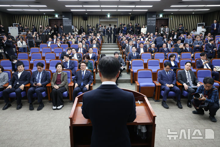 [서울=뉴시스] 김근수 기자 = 한병도 더불어민주당 원내대표가 27일 오후 서울 여의도 국회에서 열린 의원총회에서 인사말을 하고 있다. 2026.10.27. ks@newsis.com