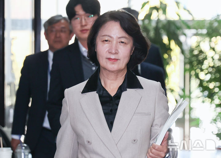 [서울=뉴시스] 김근수 기자 = 추미애 경기도지사가 27일 오후 서울 여의도 국회에서 한병도 더불어민주당 원내대표과 면담하기 위해 이동하고 있다. 2026.10.27. ks@newsis.com