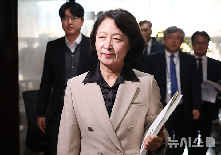 [서울=뉴시스] 김근수 기자 = 추미애 경기도지사가 27일 오후 서울 여의도 국회에서 한병도 더불어민주당 원내대표과 면담하기 위해 이동하고 있다. 2026.10.27. ks@newsis.com