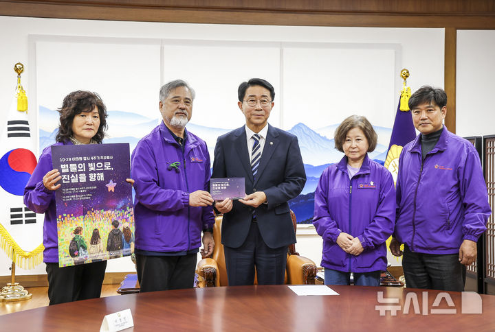 [서울=뉴시스] 정병혁 기자 = 조정식 국회의장이 27일 서울 여의도 국회에서 이태원 참사 유가족협의회와 면담을 하기 위해 만나 기념촬영을 하고 있다. 2026.10.27. jhope@newsis.com