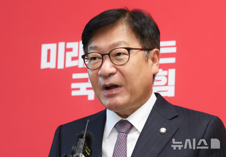 [서울=뉴시스] 김근수 기자 = 정점식 국민의힘 원내대표가 27일 오후 서울 여의도 국회에서 더불어민주당의 의원총회 내용 중 조희대 대법원장 탄핵 관련 내용을 규탄하는 기자회견을 하고 있다. 2026.10.27. ks@newsis.com