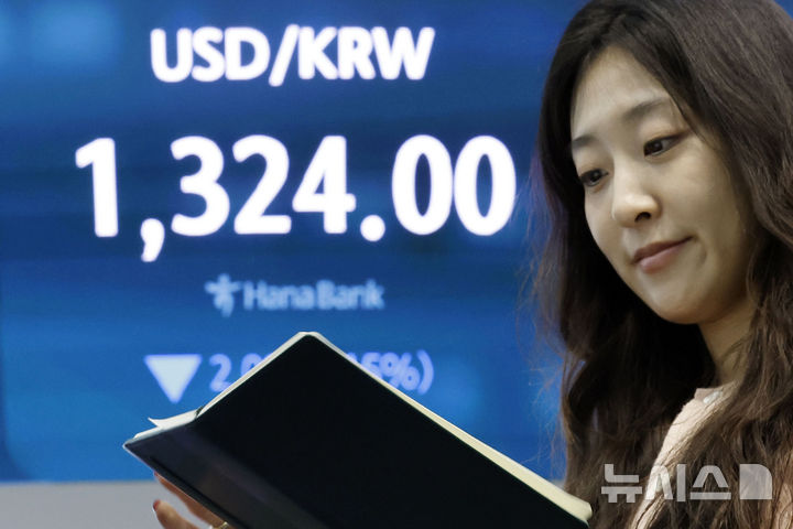 [서울=뉴시스] 최동준 기자 = 지난 27일 서울 중구 하나은행 딜링룸 전광판에 원·달러 환율이 전 거래일보다 0.15% 하락한 1,324.00원을 보이고 있다. 2026.10.27. photocdj@newsis.com