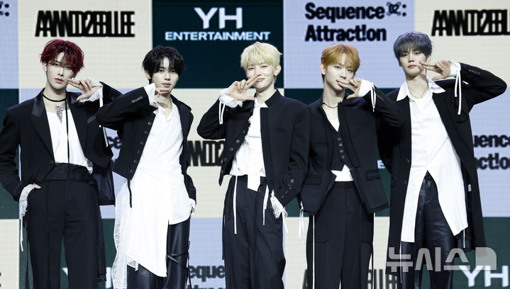 [서울=뉴시스] 김혜진 기자 = 그룹 앤더블(왼쪽부터 리키, 한유진, 장하오, 유승언, 김규빈)이 27일 서울 용산구 블루스퀘어에서 열린 두 번째 미니앨범 'Sequence 02: Attraction'(시퀀스 투: 어트랙션) 발매 기념 쇼케이스에서 포즈를 취하고 있다. 2026.10.27. jini@newsis.com