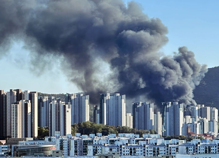 [서울=뉴시스] 서울 강남구 개포동 구룡마을에서 27일 오후 불이 났다. 소방 당국에 따르면 이날 오후 3시 49분쯤 구룡마을에서 화재가 발생했다는 119 신고가 접수됐다. 소방 당국은 소방대응 1단계를 발령하고 현장에 소방 장비 51대, 인력 168명을 투입해 진화에 나섰다. (사진=독자 제공). 2026.10.27. photo@newsis.com *재판매 및 DB 금지