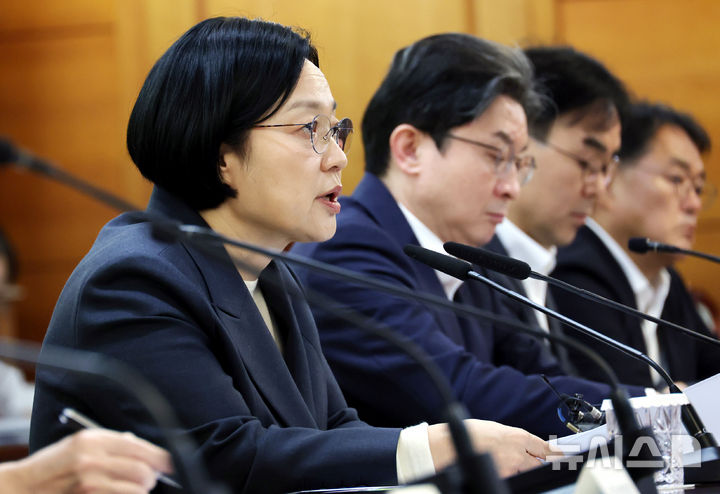 [서울=뉴시스] 박영태 기자 = 한성숙 국무총리가 27일 오후 서울 종로구 정부서울청사에서 진행된 범부처 주택 신속공급 점검회의에 참석해 발언하고 있다. 2026.10.27. since1999@newsis.com