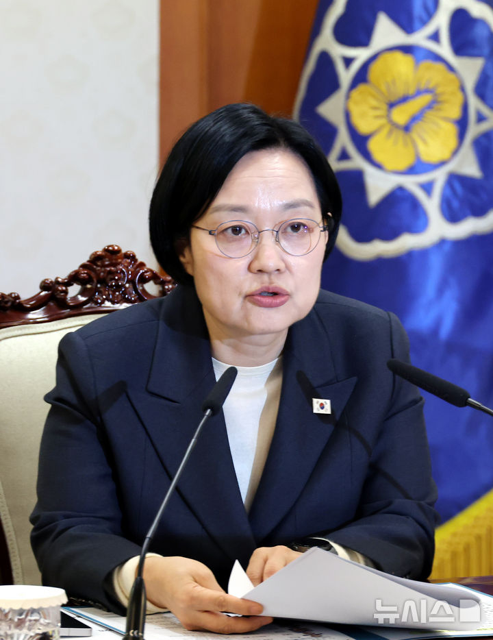 [서울=뉴시스] 박영태 기자 = 한성숙 국무총리가 27일 오후 서울 종로구 정부서울청사에서 진행된 범부처 주택 신속공급 점검회의에 참석해 발언하고 있다. 2026.10.27. since1999@newsis.com