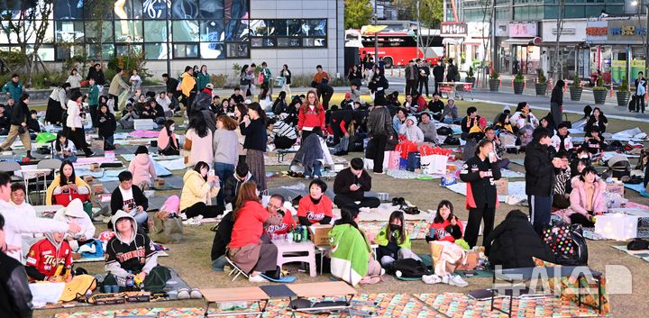 [전남광주=뉴시스] 이현행 기자 = 2026 신한 SOL KBO 포스트시즌 플레이오프 2차전 KIA 타이거즈와 삼성 라이온즈 경기가 열린 27일 오후 전남광주 광산구청 시민광장에서 KIA 타이거즈 플레이오프 시민 공동응원전이 열리고 있다. 2026.10.27. lhh@newsis.com