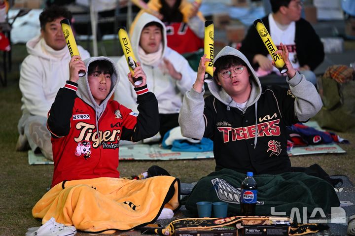 [전남광주=뉴시스] 이현행 기자 = 2026 신한 SOL KBO 포스트시즌 플레이오프 2차전 KIA 타이거즈와 삼성 라이온즈 경기가 열린 27일 오후 전남광주 광산구청 시민광장에서 KIA 타이거즈 플레이오프 시민 공동응원전에서 경기 시작 전 팬들이 KIA를 응원하고 있다. 2026.10.27. lhh@newsis.com