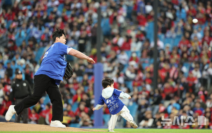 [대구=뉴시스] 권창회 기자 = 27일 대구 수성구 삼성라이온즈파크에서 열린 2026 신한 SOL KBO 포스트시즌 플레이오프 2차전 KIA 타이거즈와 삼성 라이온즈 경기 시작에 앞서 오승환이 시구를 하고 있다. 2026.10.27. kch0523@newsis.com