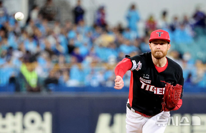 [대구=뉴시스] 이무열 기자 = 27일 대구 수성구 삼성라이온즈파크에서 열린 2026 신한 SOL KBO 포스트시즌 플레이오프 2차전 KIA 타이거즈와 삼성 라이온즈 경기, 1회말 KIA 선발투수 올러가 공을 던지고 있다. 2026.10.27. lmy@newsis.com