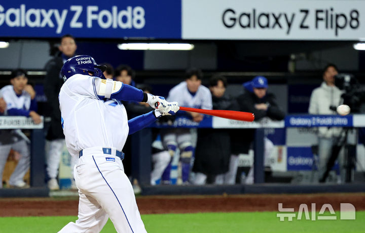 [대구=뉴시스] 이무열 기자 = 27일 대구 수성구 삼성라이온즈파크에서 열린 2026 신한 SOL KBO 포스트시즌 플레이오프 2차전 KIA 타이거즈와 삼성 라이온즈 경기, 2회말 1사 주자 없는 상황에서 삼성 최형우가 안타를 치고 있다. 2026.10.27. lmy@newsis.com