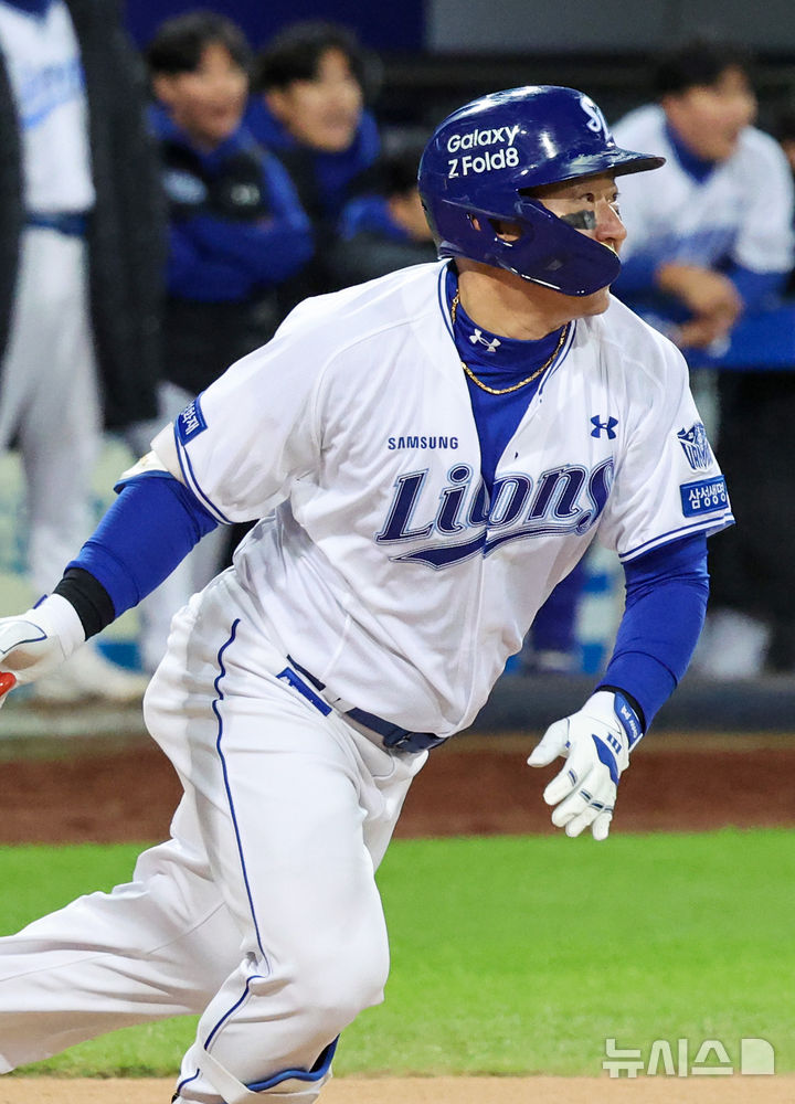 [대구=뉴시스] 이무열 기자 = 27일 대구 수성구 삼성라이온즈파크에서 열린 2026 신한 SOL KBO 포스트시즌 플레이오프 2차전 KIA 타이거즈와 삼성 라이온즈 경기, 2회말 1사 주자 없는 상황에서 삼성 최형우가 안타를 치고 있다. 2026.10.27. lmy@newsis.com