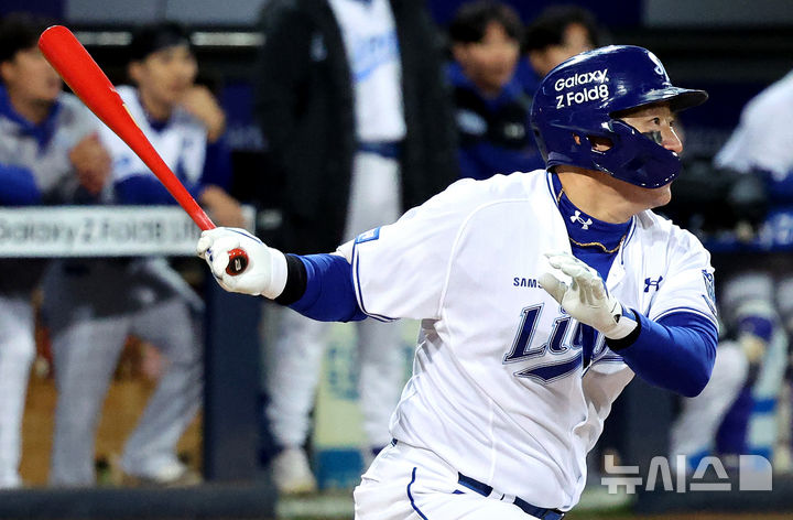[대구=뉴시스] 이무열 기자 = 27일 대구 수성구 삼성라이온즈파크에서 열린 2026 신한 SOL KBO 포스트시즌 플레이오프 2차전 KIA 타이거즈와 삼성 라이온즈 경기, 2회말 1사 주자 없는 상황에서 삼성 최형우가 안타를 치고 있다. 2026.10.27. lmy@newsis.com