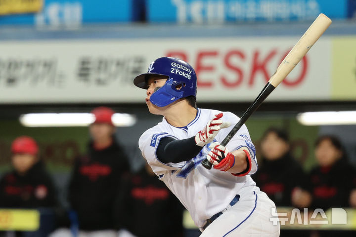 [대구=뉴시스] 권창회 기자 = 27일 대구 수성구 삼성라이온즈파크에서 열린 2026 신한 SOL KBO 포스트시즌 플레이오프 2차전 KIA 타이거즈와 삼성 라이온즈 경기, 3회 말 2사 2루 삼성 박승규가 1타점 적시타를 치고 있다. 2026.10.27. kch0523@newsis.com