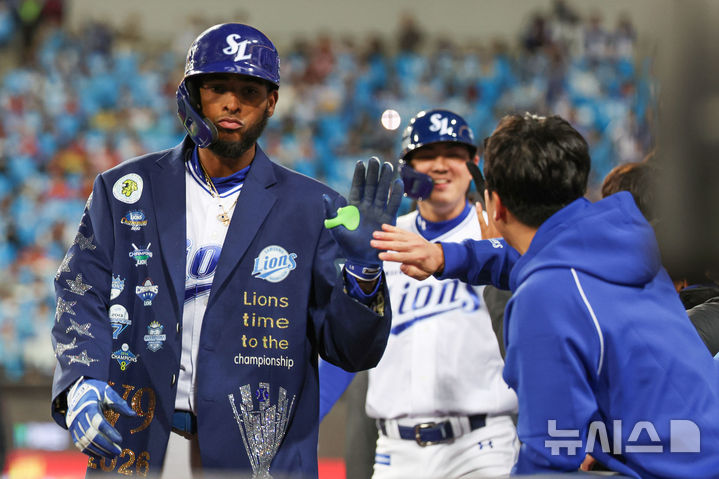 [대구=뉴시스] 권창회 기자 = 27일 대구 수성구 삼성라이온즈파크에서 열린 2026 신한 SOL KBO 포스트시즌 플레이오프 2차전 KIA 타이거즈와 삼성 라이온즈 경기, 3회 말 2사 1루 삼성 디아즈가 2점 홈런을 친 뒤 더그아웃에서 축하받고 있다. 2026.10.27. kch0523@newsis.com