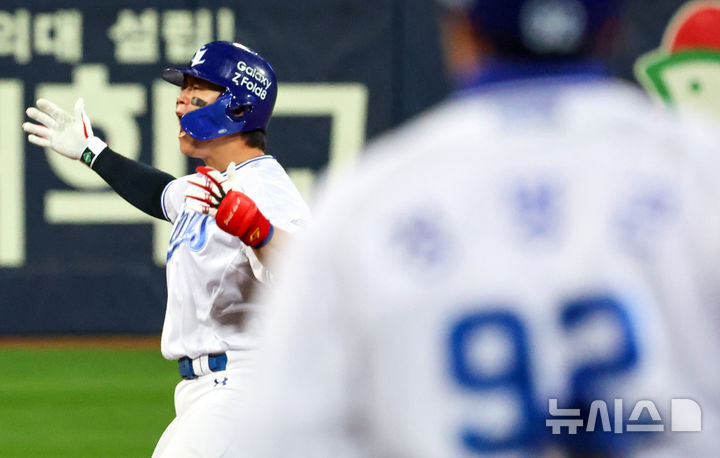 [대구=뉴시스] 이무열 기자 = 27일 대구 수성구 삼성라이온즈파크에서 열린 2026 신한 SOL KBO 포스트시즌 플레이오프 2차전 KIA 타이거즈와 삼성 라이온즈 경기, 3회말 2사 주자 2루 상황에서 삼성 박승규가 1타점 2루타를 친 뒤 기뻐하고 있다. 2026.10.27. lmy@newsis.com